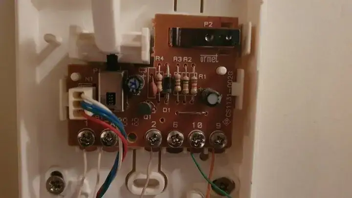 Jak naprawić domofon w bloku: 5 prostych kroków do skutecznej naprawy