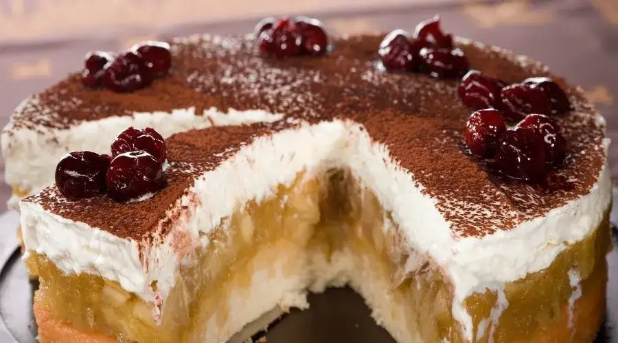 Lekka jak chmurka szarlotka bez pieczenia z budyniem – łatwy przepis