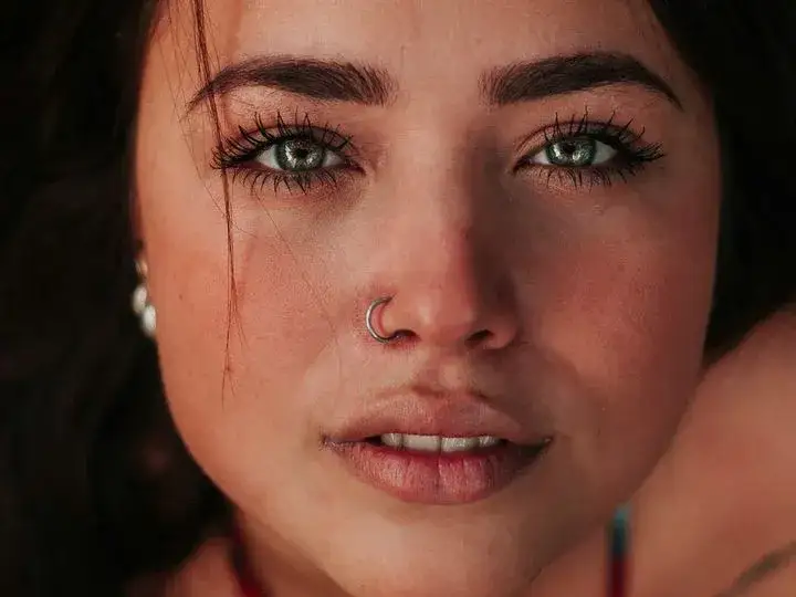 Jak wydmuchać nos z kolczykiem bez ryzyka uszkodzenia?