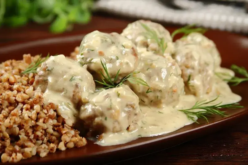 Z czym podawać pulpety w sosie koperkowym? Odkryj idealne dodatki