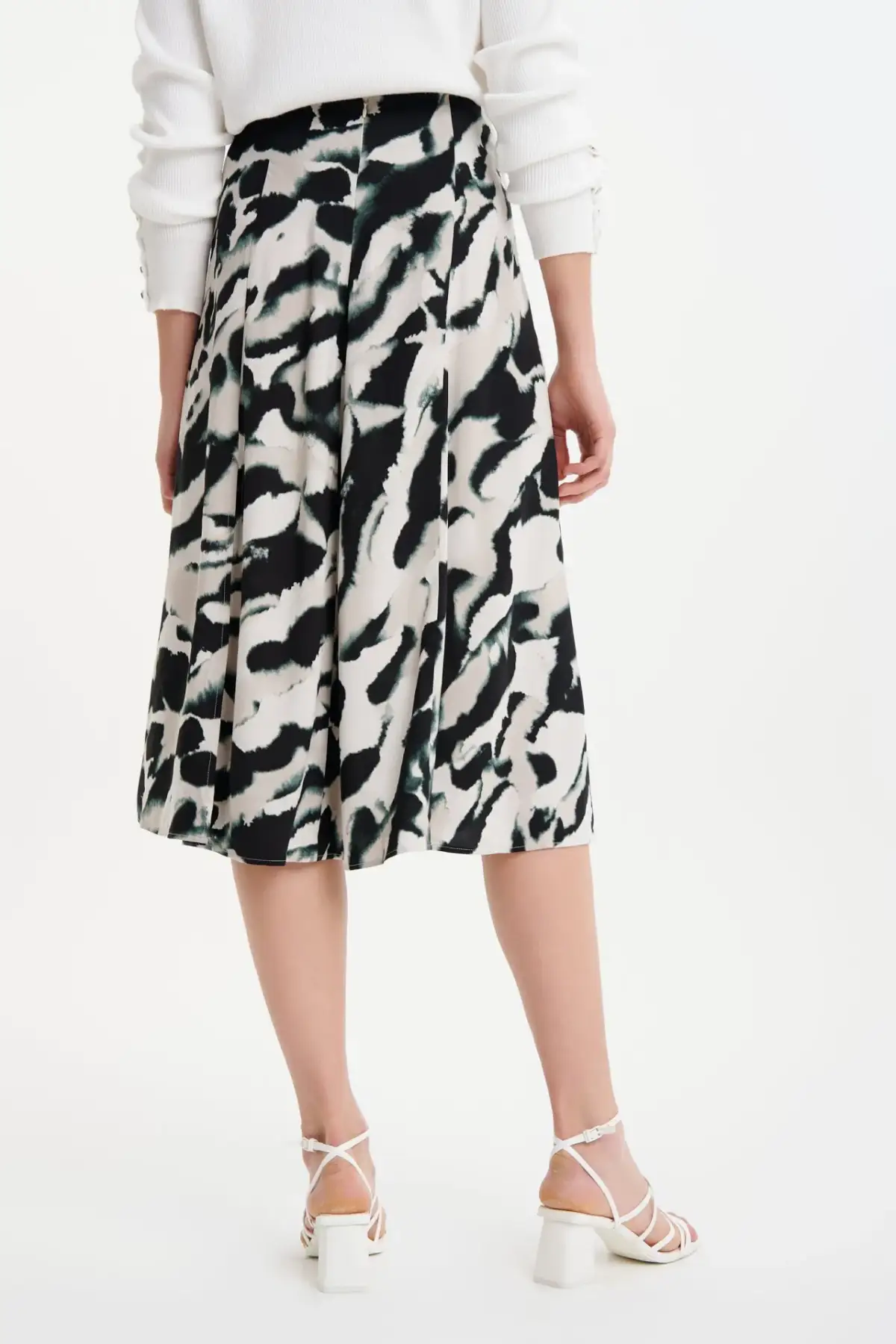 Stylizacje z biało-czarną spódnicą, które zachwycą na każdą okazję