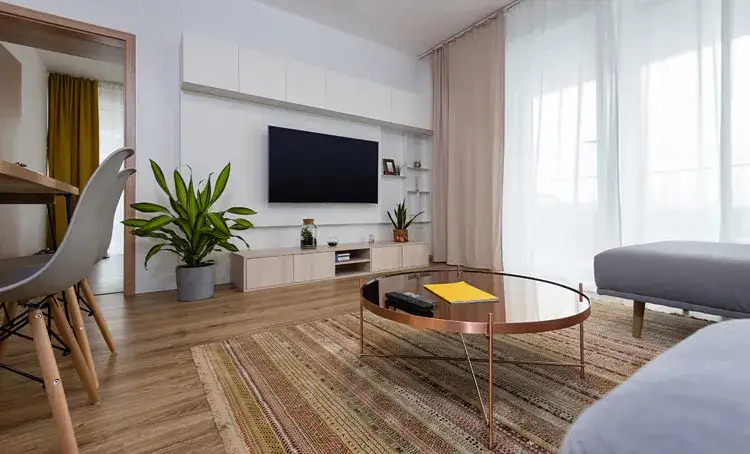 Co postawić na okno w salonie? Najlepsze pomysły na dekoracje