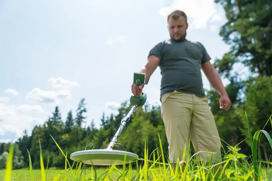 Co można znaleźć w lesie wykrywaczem metali? Niezwykłe znaleziska i historie