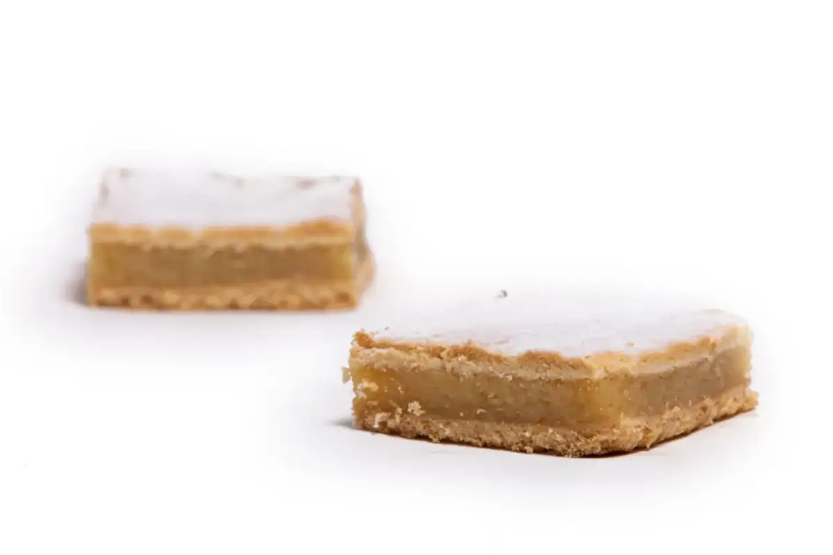 Ile kcal ma szarlotka? Sprawdź, ile kalorii w różnych wersjach!