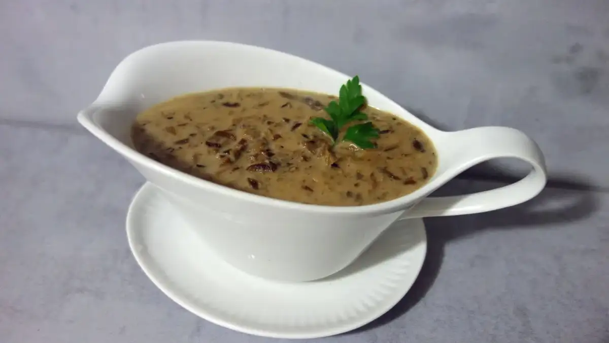 Jak zrobić pyszny sos grzybowy z suszonych grzybów, który zachwyci smakami