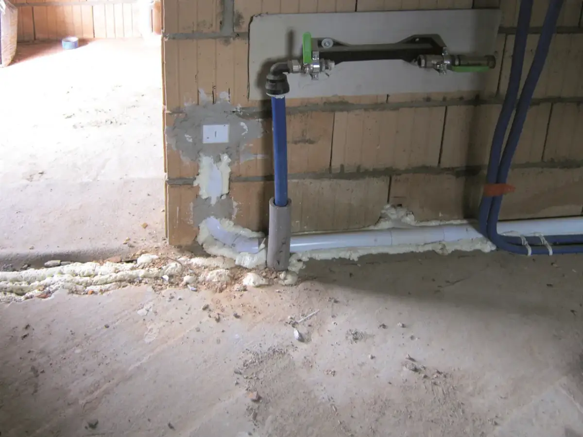 Jakie instalacje przed tynkami? Kluczowe informacje i porady dla budujących