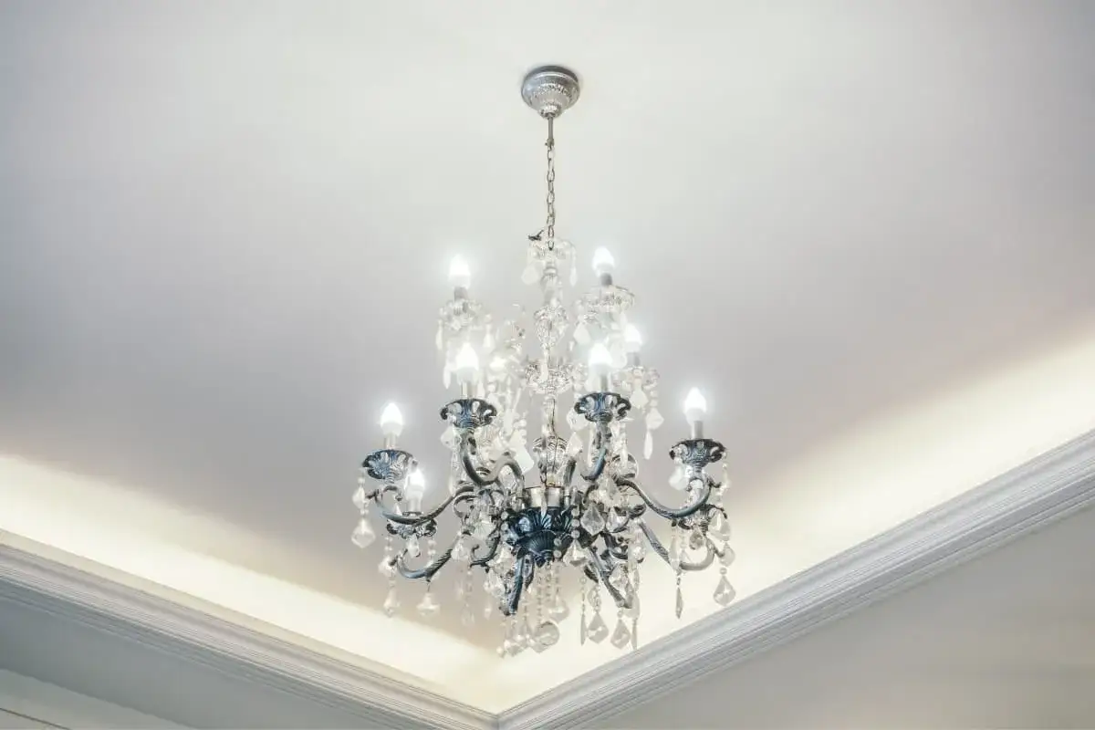 Jak podłączyć nowy żyrandol do starej instalacji bez błędów?