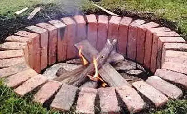 Jak bezpiecznie zrobić ognisko z cegieł – prosty poradnik krok po kroku