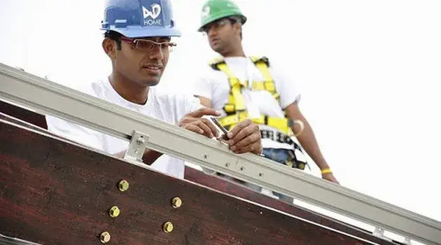 Fotowoltaika ile się zarabia? Sprawdź, co wpływa na wynagrodzenie