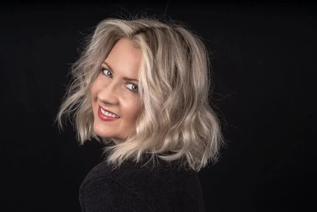 Fryzury dla 50 latek które odmładzają – trendy, które odmienią Twój wygląd