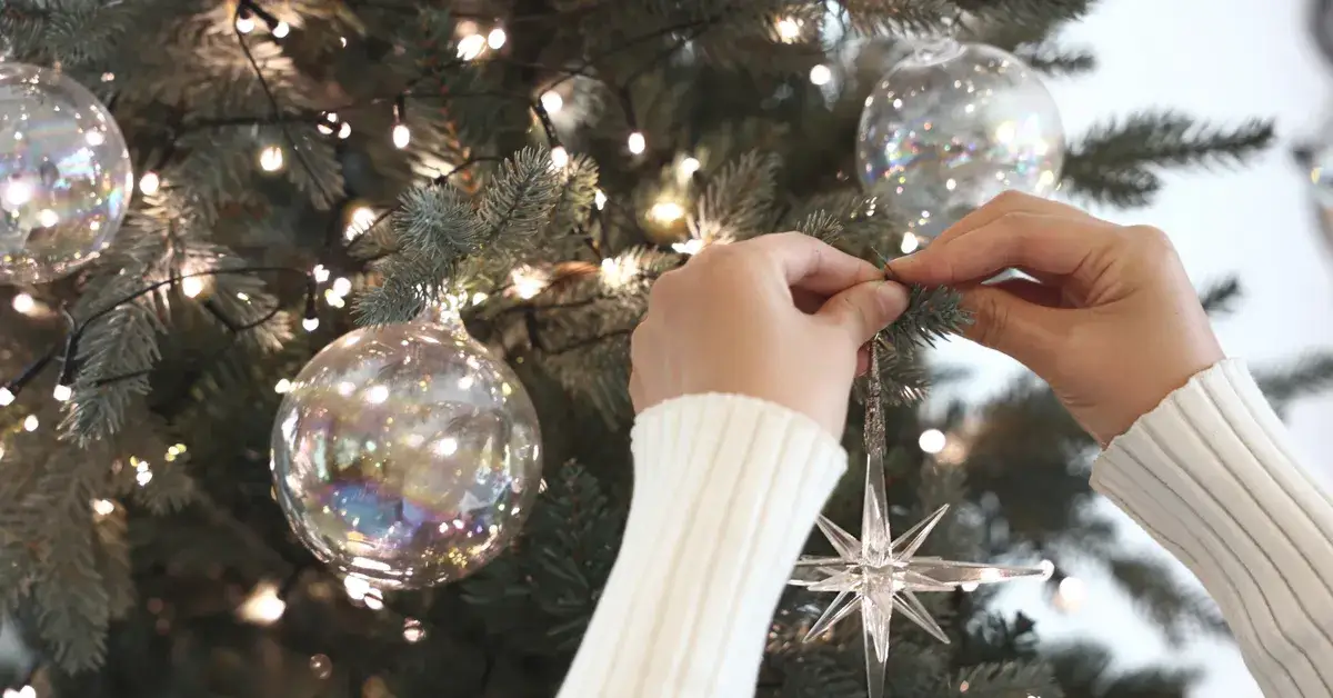 Ile prądu pobierają lampki choinkowe LED? Poznaj realne koszty świąteczne