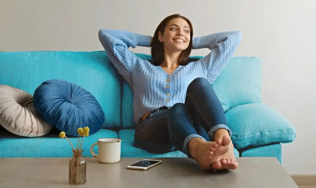 Pomarańczowa kanapa jaki kolor ścian - idealne połączenia kolorów