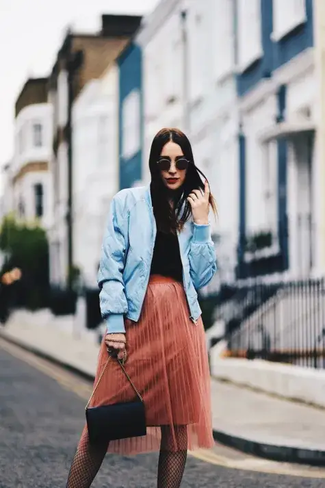 Co ubrać do tiulowej spódnicy, aby wyglądać zjawiskowo i stylowo?