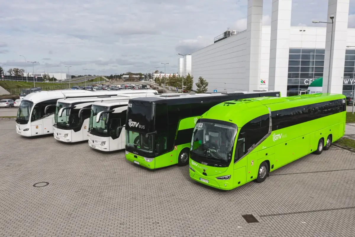 Co zabrać na długą podróż autokarem, aby uniknąć niewygód i stresu