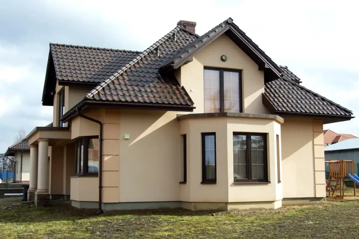 Jakie kolory ogrodzenia najlepiej pasują do brązowego dachu?