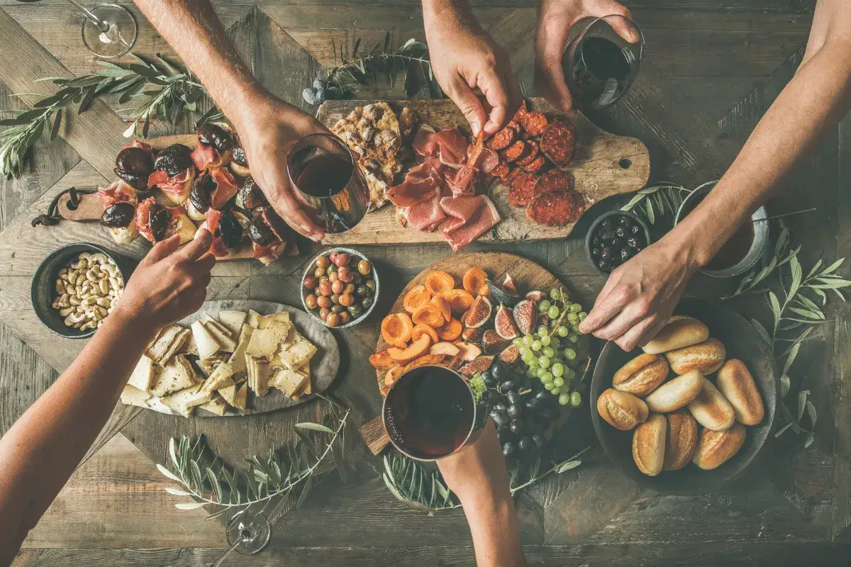 Jakie przekąski na domówkę, które zaskoczą Twoich gości i smakują wyśmienicie