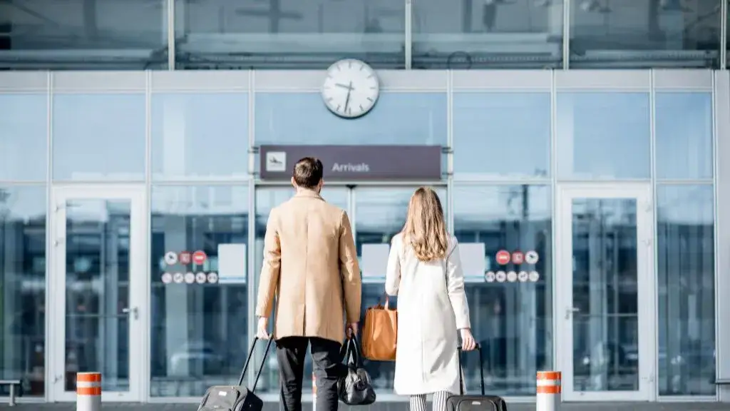 Ile czasu przed odlotem trzeba być na lotnisku Gdańsk, aby nie spóźnić się?