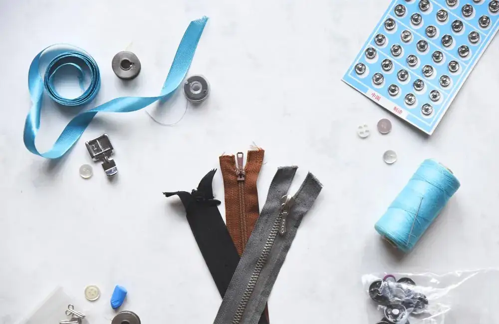 Jak wszyć zamek kryty do spódnicy - uniknij najczęstszych błędów