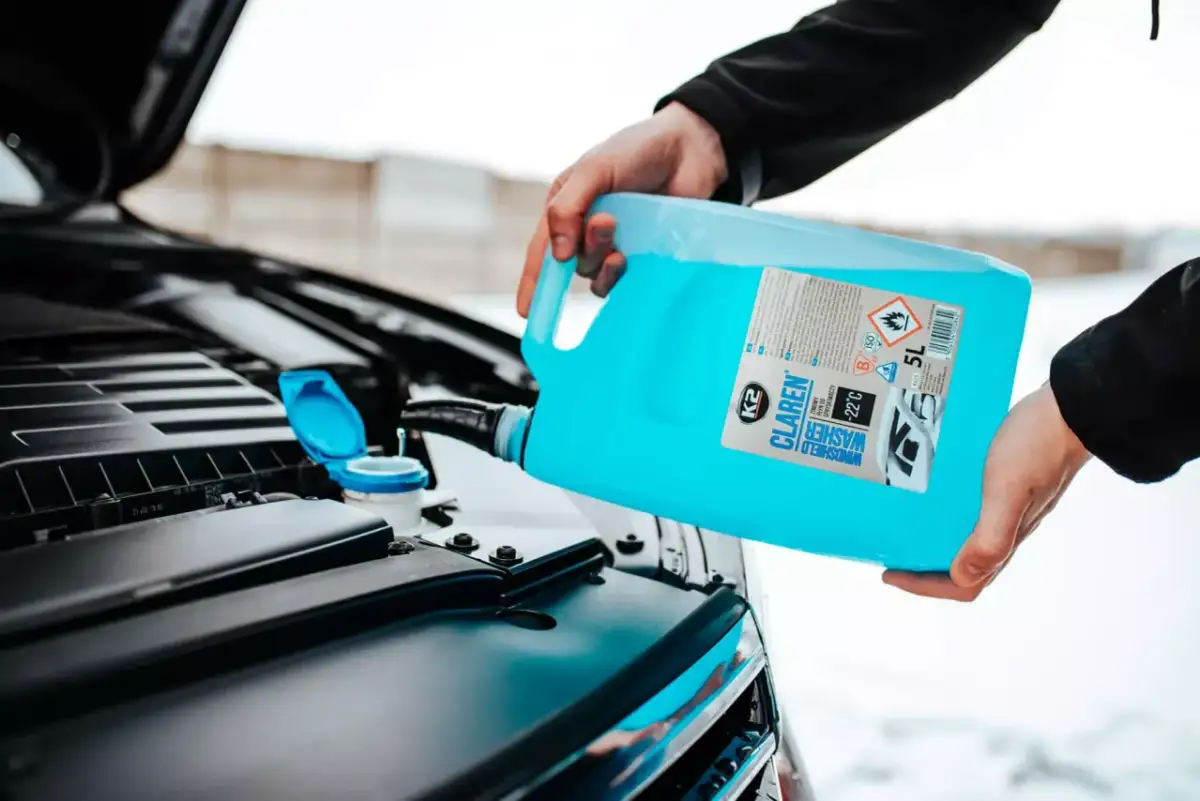 Płyn do spryskiwaczy zamarzł: Co zrobić, by go rozmrozić i używać ponownie?