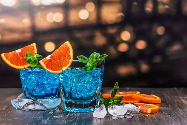 Najlepsze drinki z Bols Blue: wyjątkowe przepisy na kolorowe koktajle