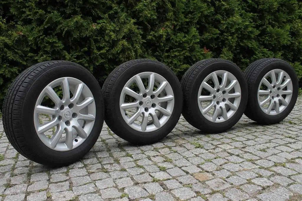 Opony do Opel Astra H - Jakie wybrać, aby uniknąć problemów?