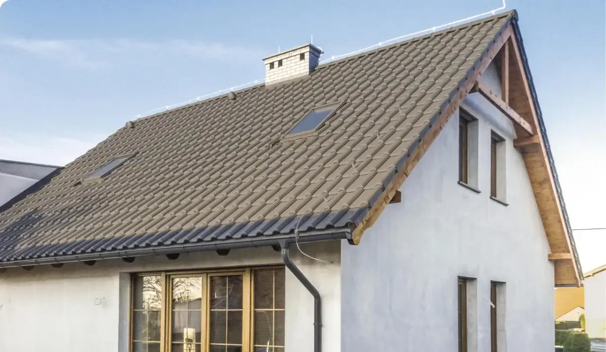 Dachówka czy blachodachówka na stary dom: co wybrać, aby nie żałować?