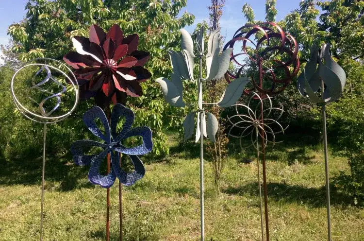 Rzeźby wiatrowe – jak wprowadzić ruch i harmonię do ogrodu