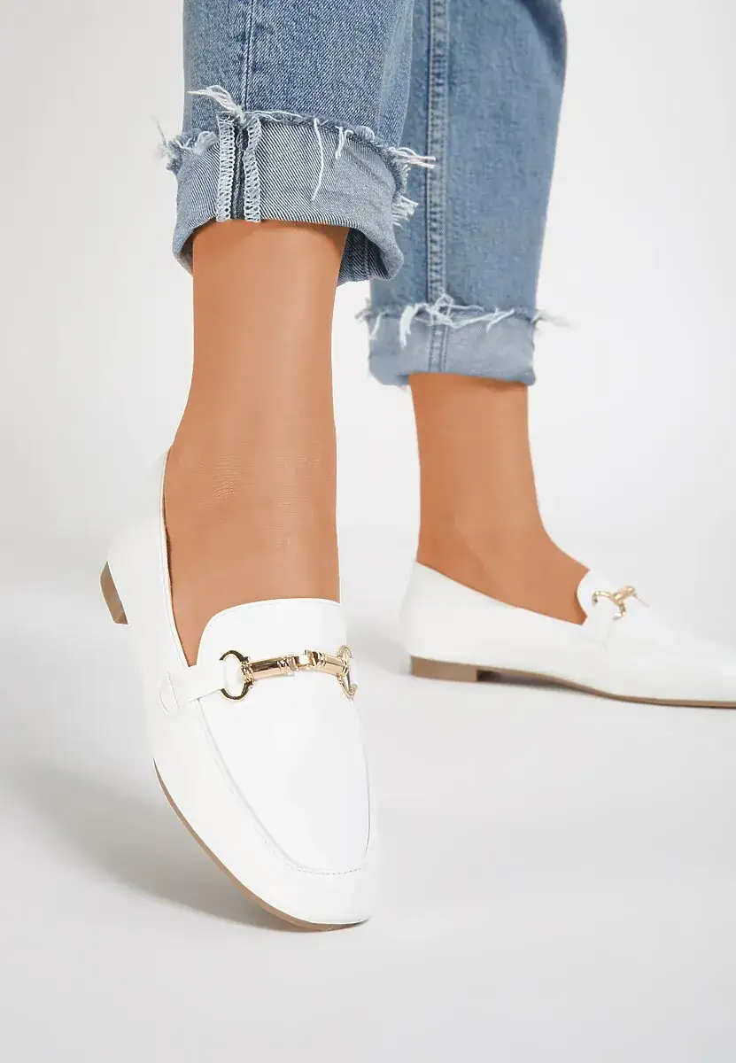 Stylizacje z białymi mokasynami damskimi, które zachwycą każdego