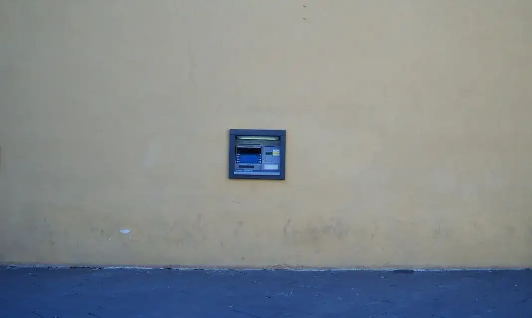 Jak wziąć debet w bankomacie - uniknij nieprzyjemnych opłat