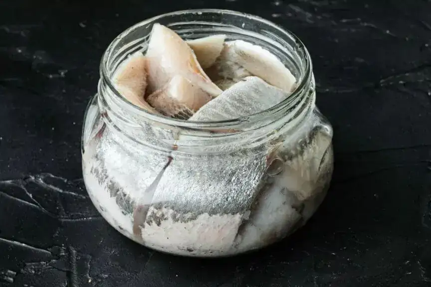 Czy pies może jeść śledzie w oleju? Sprawdź ryzyko dla zdrowia!