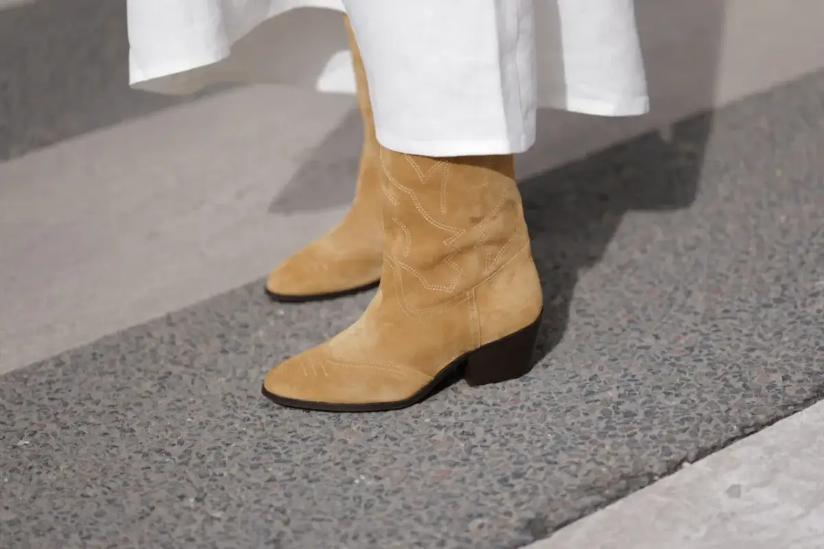Jak rozepchać buty zamszowe? Skuteczne metody na komfort i bezpieczeństwo