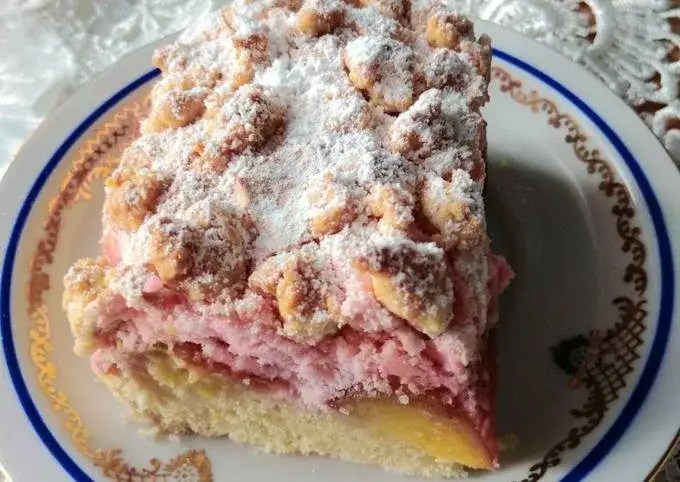 Pyszny przepis na ciasto ze śliwkami i kisielem, które zachwyci każdego