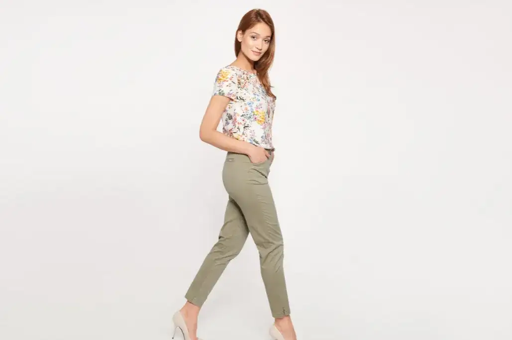 Spodnie chinos damskie dla kogo? Idealne kroje do Twojej sylwetki