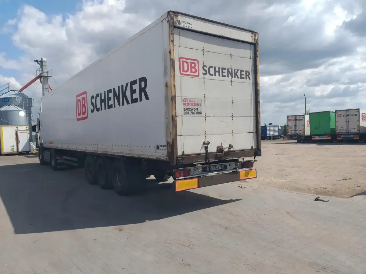 Koffer naczepa co to jest? Odkryj jej funkcje i zastosowanie w transporcie