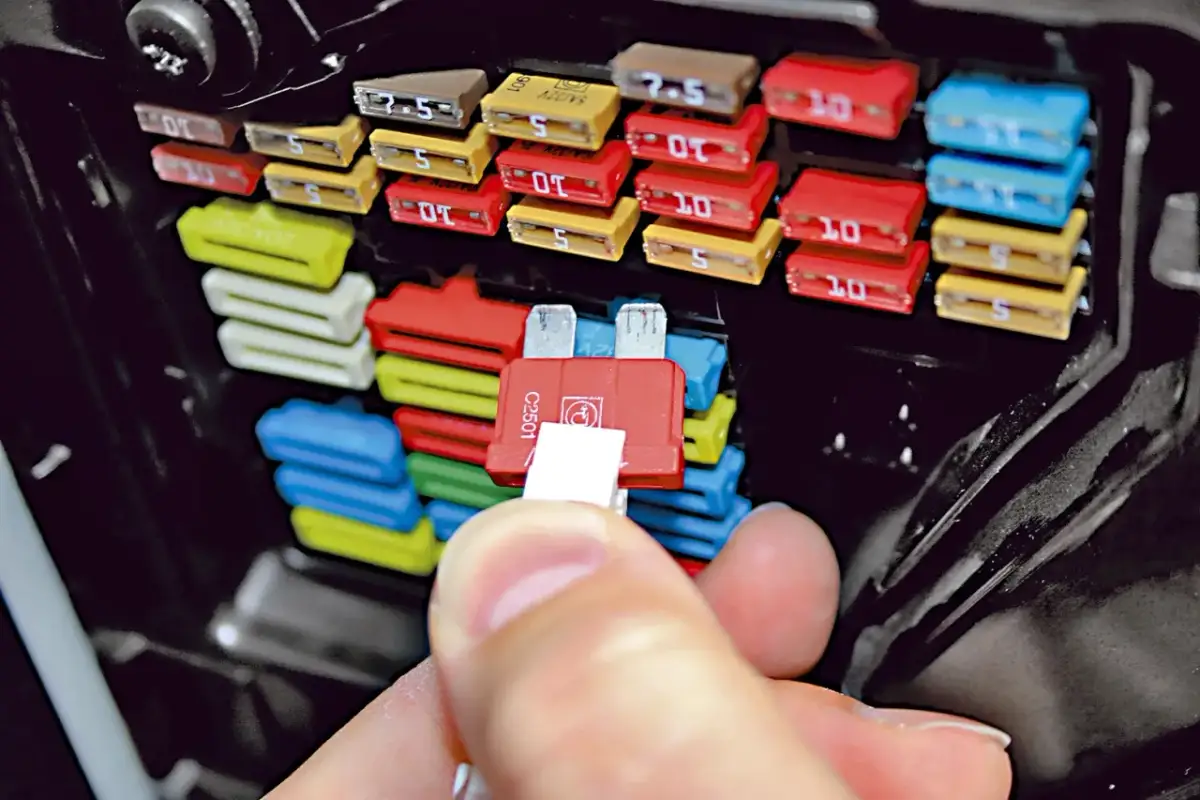 Jak wyjąć bezpiecznik bez ryzyka uszkodzenia urządzenia