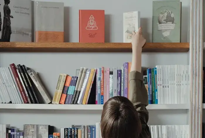 Jak ułożyć książki na regale, aby uniknąć chaosu i zyskać styl