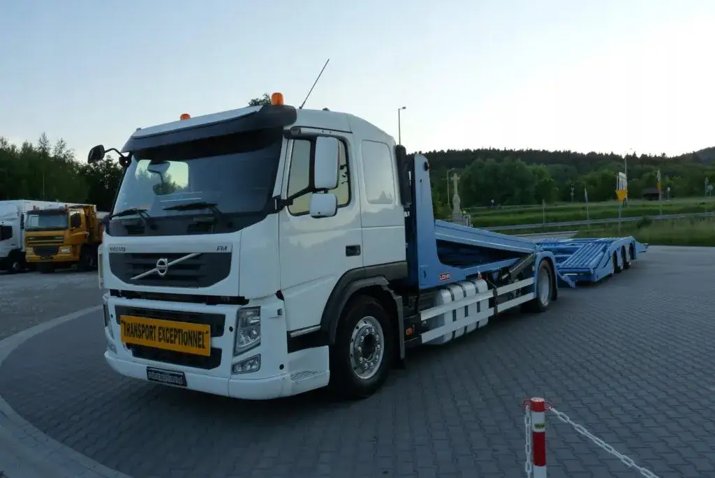 Ile można jechać z lawetą na autostradzie? Przepisy i kary za przekroczenie prędkości