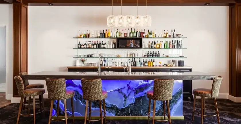 Zrób to sam: Stylowy bar z hydraulicznym stołem rodem z Las Vegas