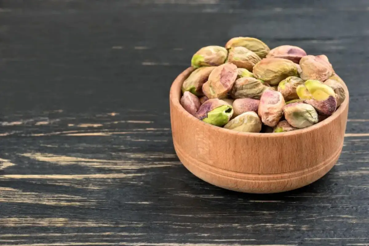 Czy koty mogą jeść pistacje? Dowiedz się, co może im zaszkodzić