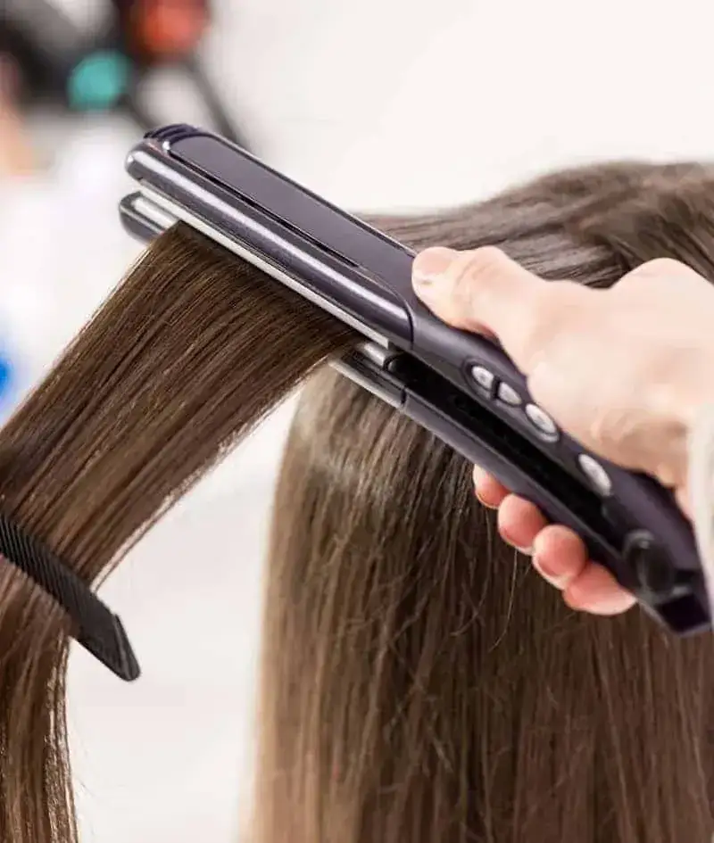 Jak używać prostownicy do kręcenia włosów – uniknij najczęstszych błędów