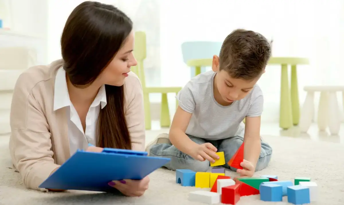 Jak zajmować się dzieckiem z autyzmem - skuteczne strategie wsparcia