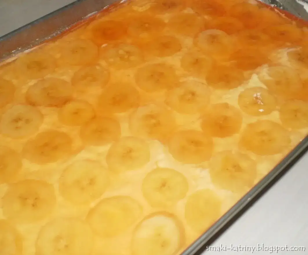 Przepis na ciasto bananowe na herbatnikach – łatwy deser bez pieczenia