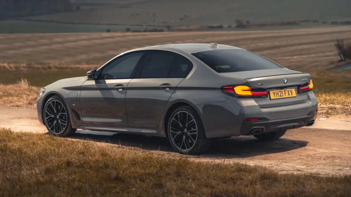 BMW 545e: Moc i Efektywność w Jednym - Techniczne Szczegóły