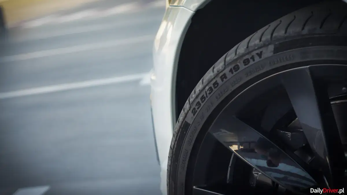 Ile można jeździć na oponach? Uniknij niebezpieczeństw i kosztów