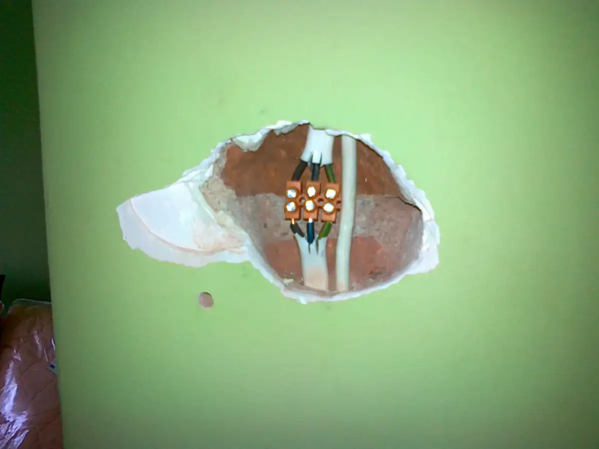 Jak naprawić przewiercony kabel w ścianie: 5 skutecznych metod naprawy