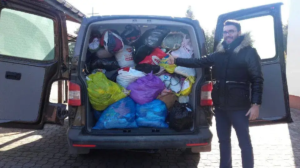 Jak oddać ubrania do domu samotnej matki? Praktyczny poradnik