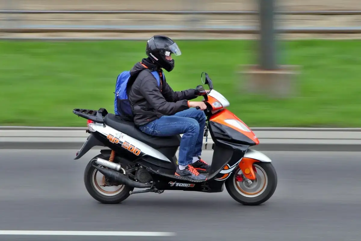 Czy można jeździć motorowerem na dowód? Sprawdź ważne przepisy