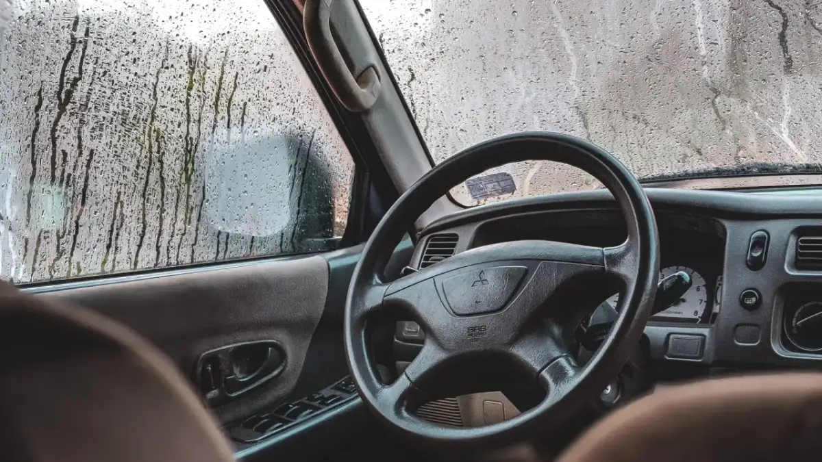Dlaczego parują szyby w samochodzie i jak temu skutecznie zapobiec?