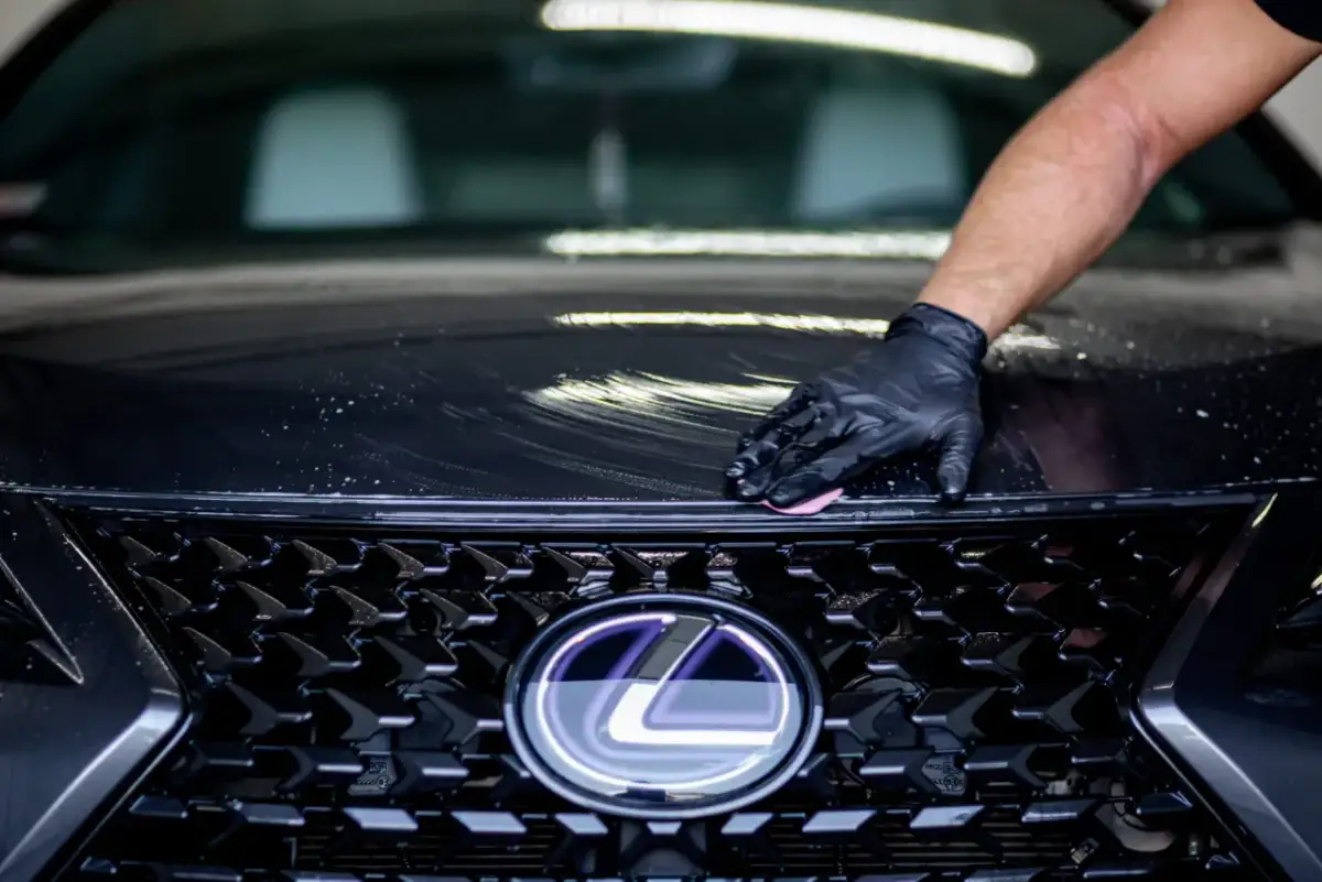 Co ile woskować auto, aby uniknąć zniszczenia lakieru?