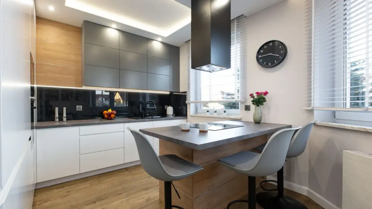 Co w kuchni między blatem a szafkami? Praktyczne rozwiązania i materiały